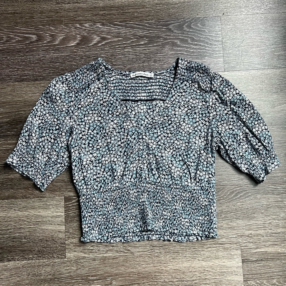 3/$21 Abercrombie & Fitch top - Picture 5 of 9